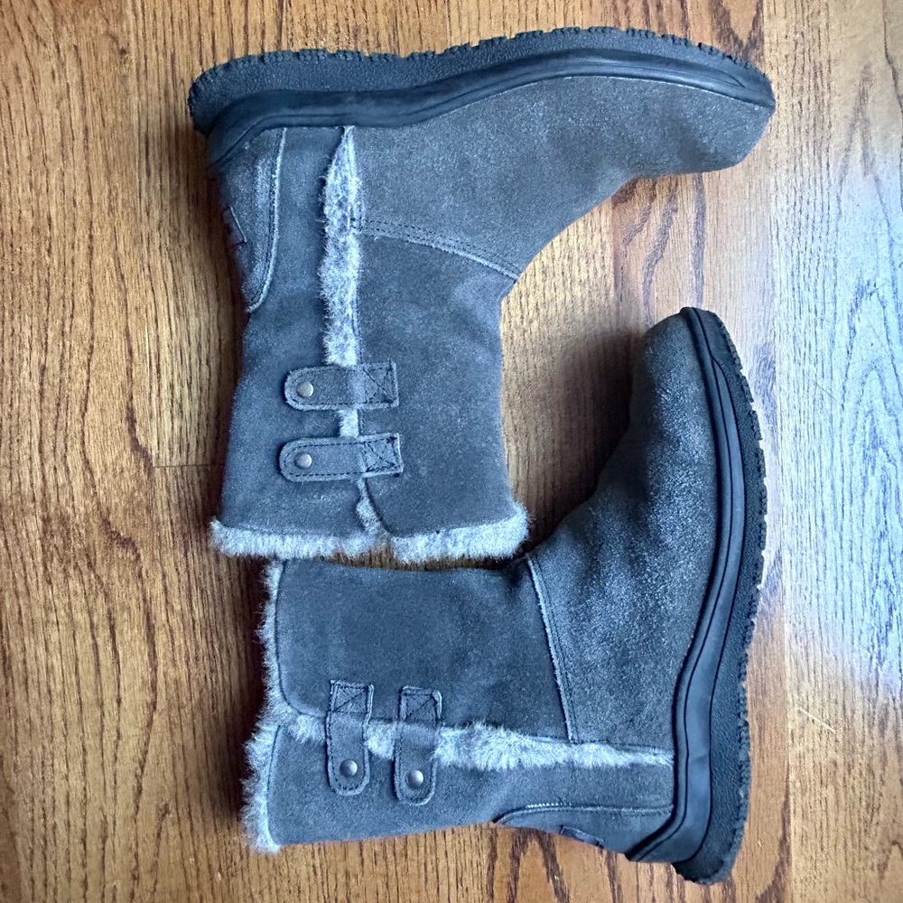 Minnetonka Grey Suede Women’s Winter Boots. Size: 7